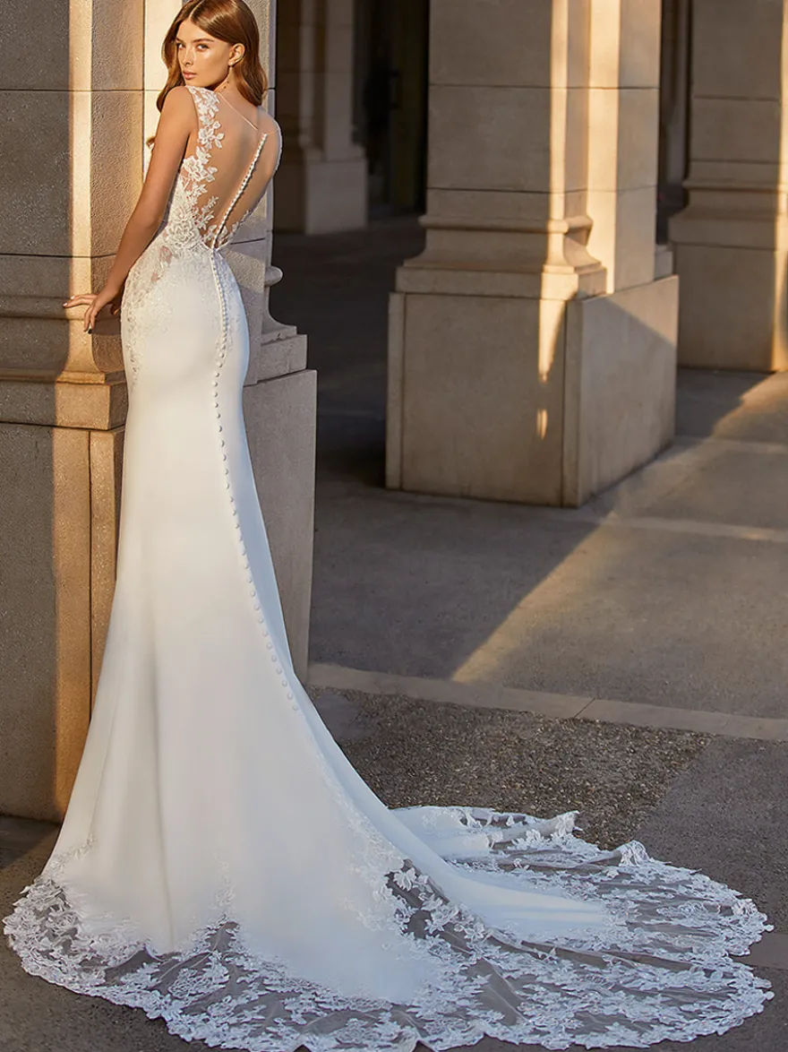 Robe de mariée sirène col V top en dentelle jupe en satin boutonné sur dos à traîne