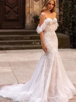 Robe de mariée sirène en dentelle décolleté en cœur taille naturelle avec traîne