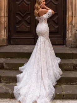 Robe de mariée sirène en dentelle décolleté en cœur taille naturelle avec traîne