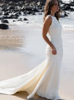Robe de mariée sirène en satin col bateau dos nu à traîne