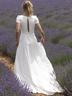 Robe de mariée trapèze col V manche courte boutonné sur dos au sol