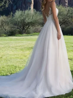 Robe de mariée trapèze col V pailletes jupe en tulle à traîne boutonnée sur dos Robe de mariage