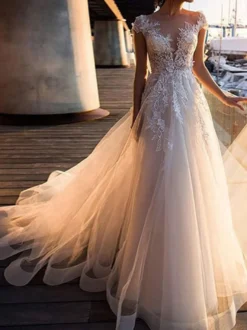 Robe de mariée trapèze ivoire en tulle col rond transparent en dentelle boutonné sur dos longueur au sol robe de mariage