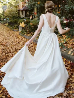 Robe de mariée trapèze ivoire tissu de satin col V décolleté boutonné à traîne robe de mariage