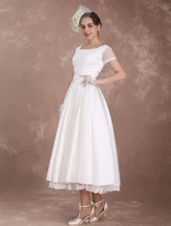 robe de mariée vintage A-ligne à taille naturelle Tissu de satin en dentelle avec doublure et jupon