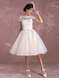 Robe de mariée vintage courte col rond manche courte boutonné sur dos