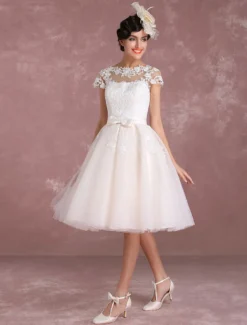 Robe de mariée vintage courte col rond manche courte boutonné sur dos
