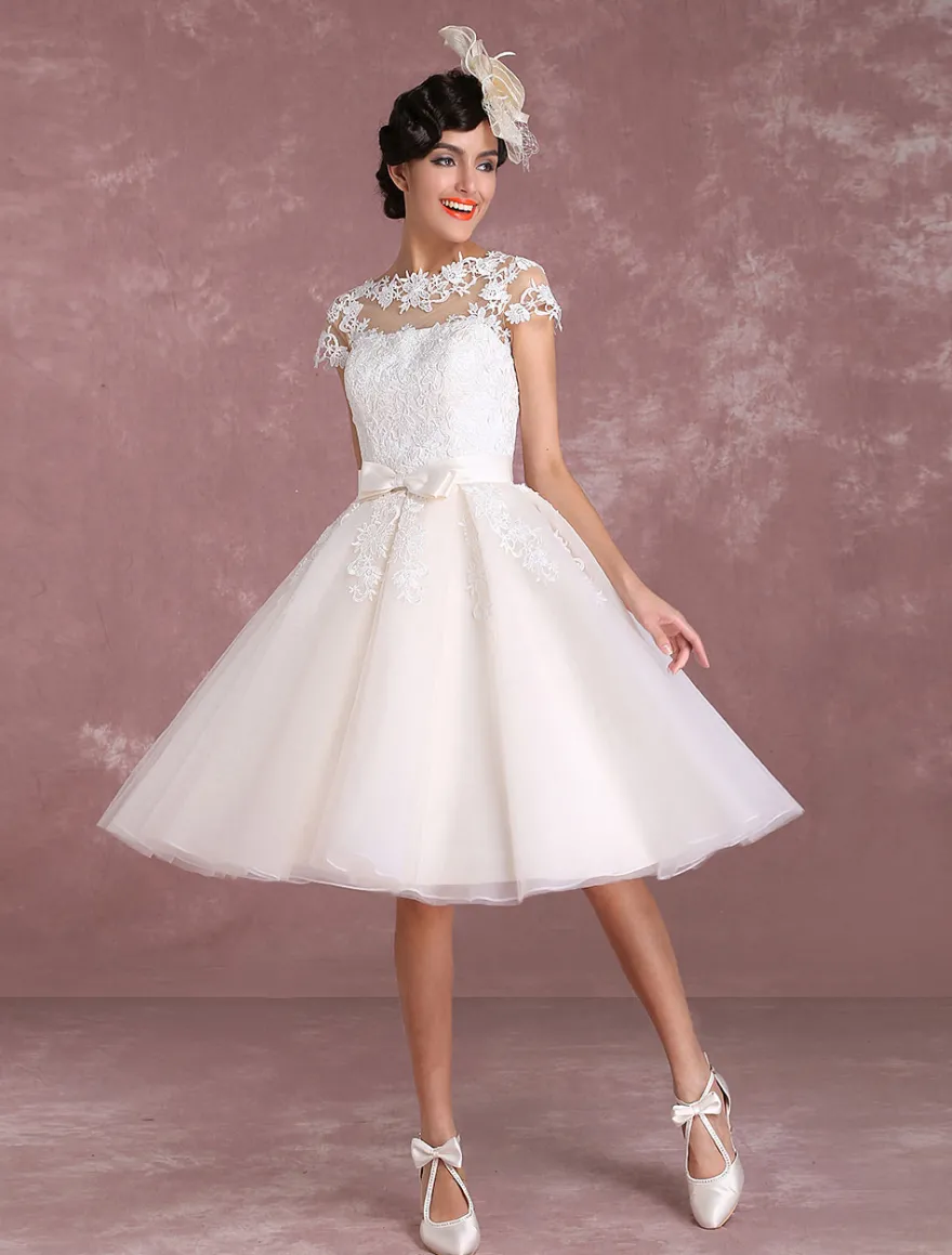 Robe de mariée vintage courte col rond manche courte boutonné sur dos