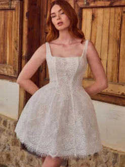 Robe de mariée vintage deux pièces courte en satin et dentelle coupe trapèze sans manches longue.