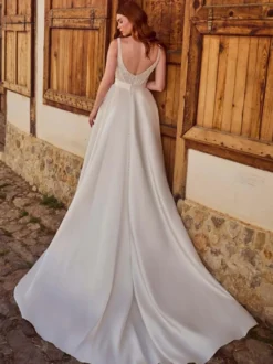 Robe de mariée vintage deux pièces courte en satin et dentelle coupe trapèze sans manches longue.