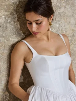 Robe de mariée vintage en satin à taille basque col carré sans manches plissée coupe trapèze simple