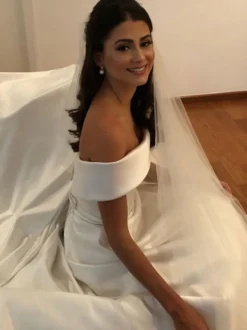 Robe de mariée vintage hors de l'épaule boutonné sur dos à traîne