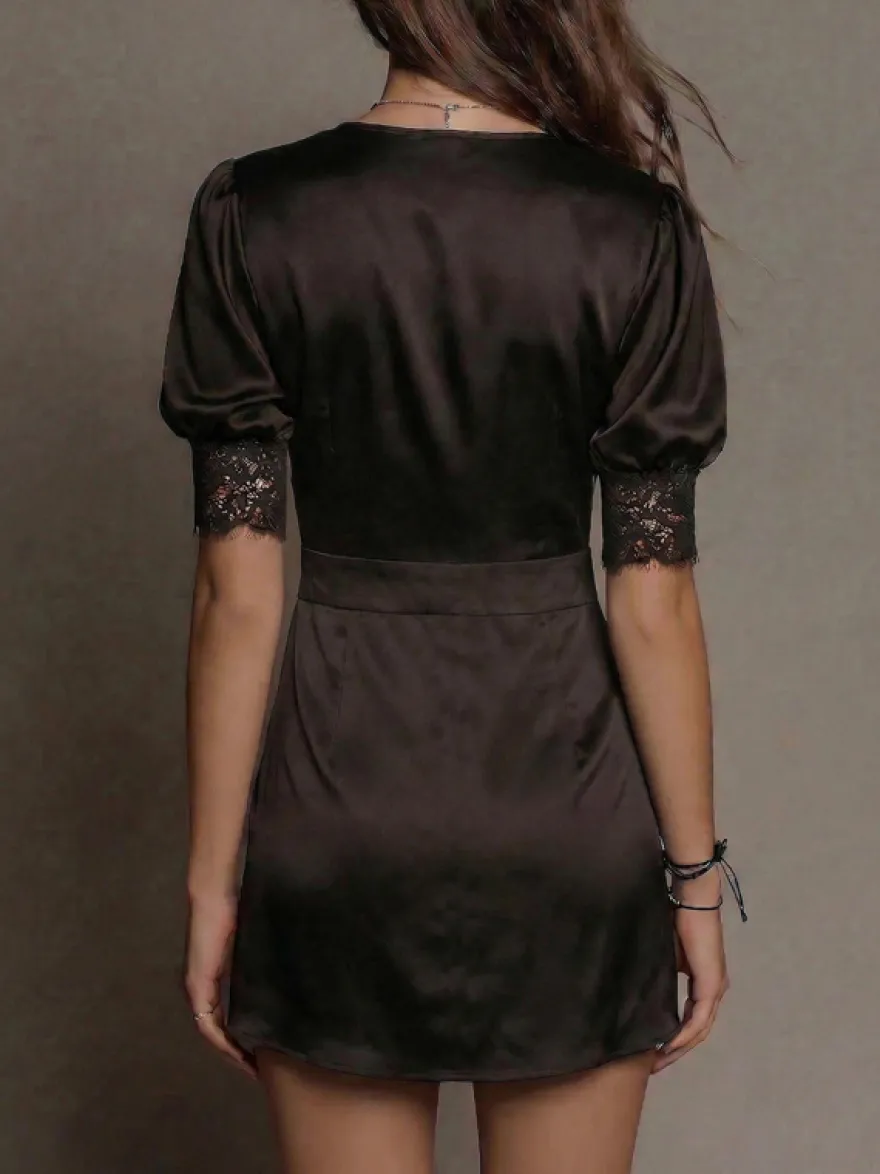 Robe de nuit courte en dentelle manches courtes col en V nuisette portefeuille sexy en satin noir