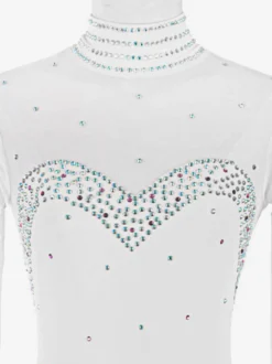 Robe de patinage blanche à col montant en forme de cœur ornée de perles et manches longues pour femmes et filles
