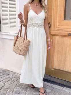 Robe de plage longue fluide en dentelle blanche style bohème débardeur maxi à taille ajourée.