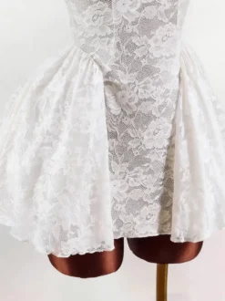 Robe de soirée blanche sans manches à col carré et dos nu