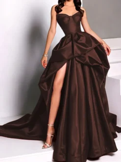 Robe de soirée bustier en satin avec traîne et jupe à bretelles
