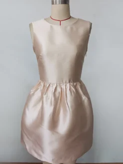 Robe de soirée courte en satin champagne sans manches avec nœud dans le dos 2026