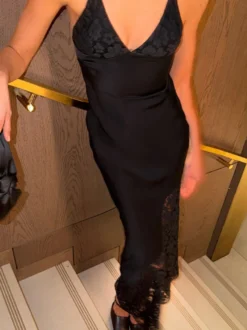Robe de soirée longue sirène dos nu en satin satiné à fines bretelles et décolleté en V profond