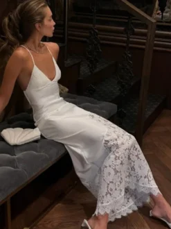 Robe de soirée longue sirène dos nu en satin satiné à fines bretelles et décolleté en V profond