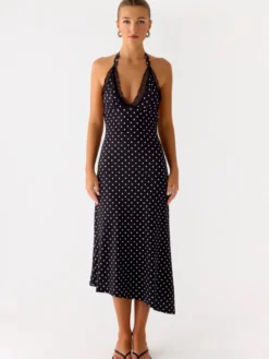 Robe de soirée midi noire à pois dos nu sans manches style semi-formel idéale pour l'été.