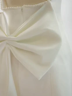 Robe de soirée mini blanche à col bijou et perles sans manches dos nu sexy et semi-formelle