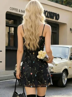 Robe de soirée mini-robe noire à bretelles col zippé sans manches dos nu chic et semi-formelle