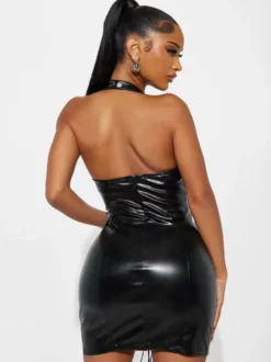 Robe de soirée noire en similicuir sans manches à col en V et dos nu