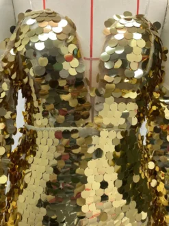 Robe de soirée sexy à bretelles dorées col à sequins manches longues dos nu en polyester.