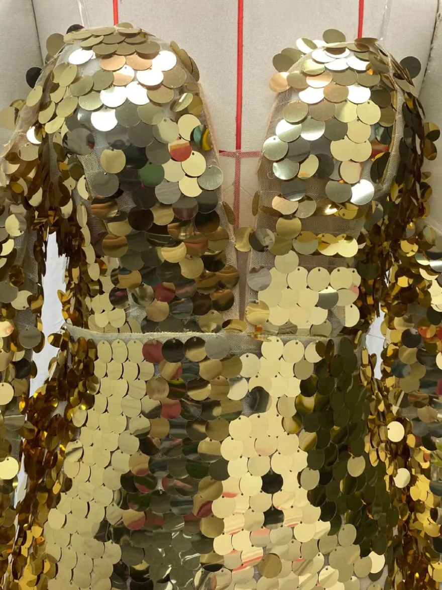 Robe de soirée sexy à bretelles dorées col à sequins manches longues dos nu en polyester.