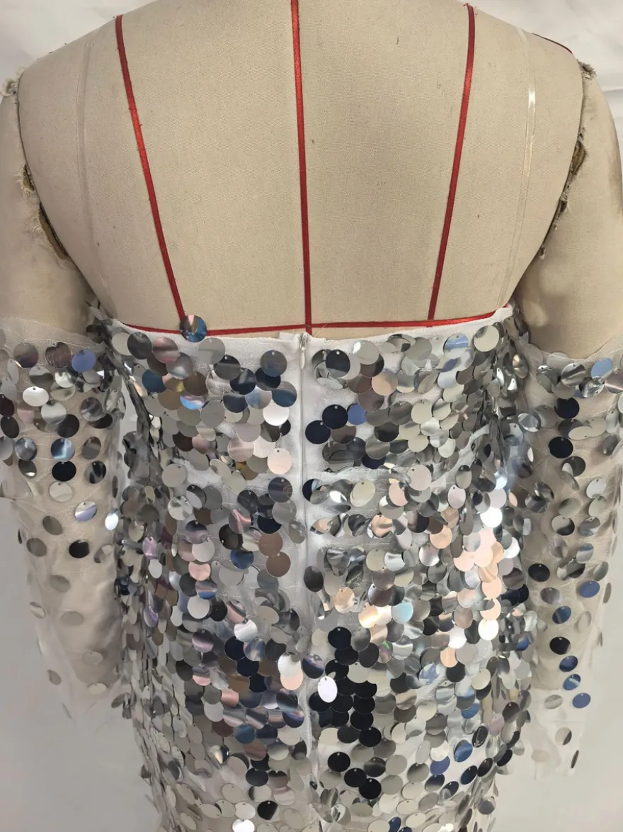 Robe de soirée sexy à bretelles dorées col à sequins manches longues dos nu en polyester.