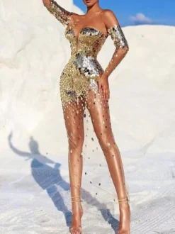 Robe de soirée sexy à bretelles dorées col à sequins manches longues dos nu en polyester.