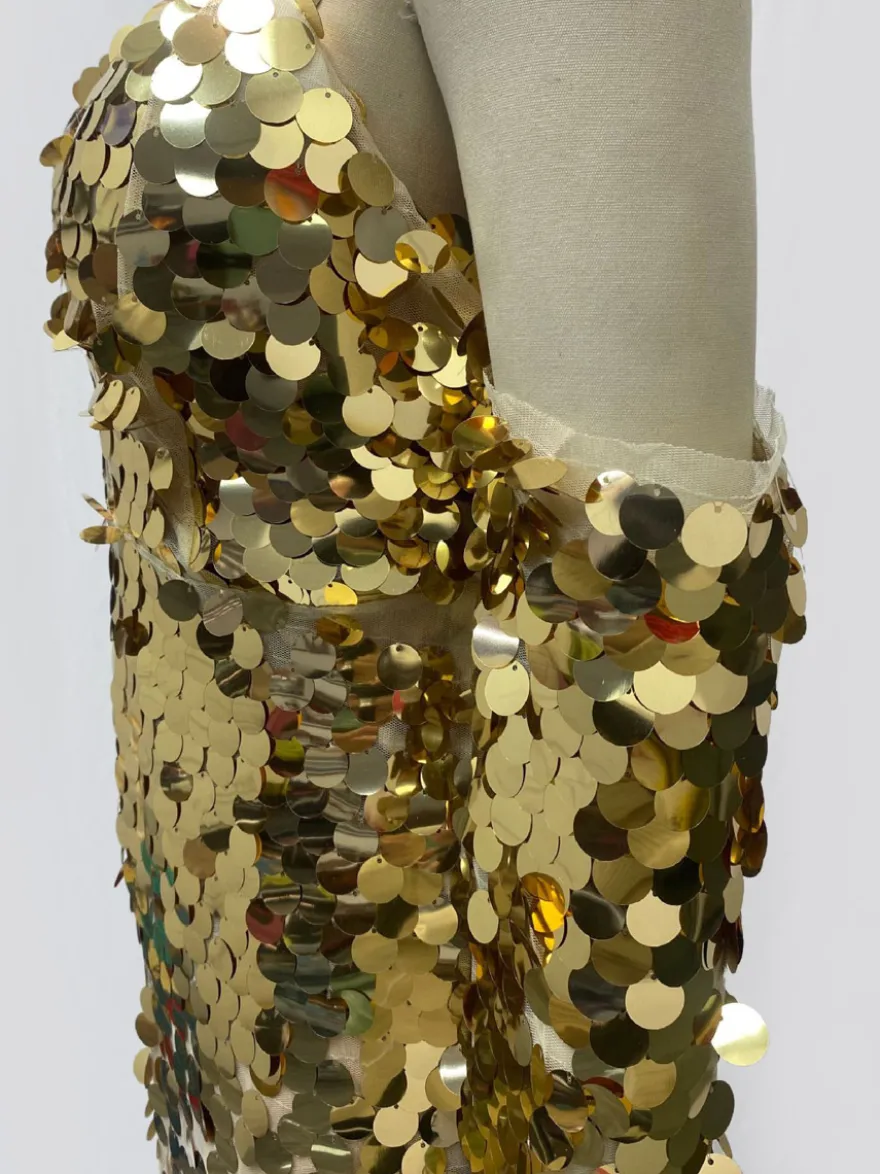 Robe de soirée sexy à bretelles dorées col à sequins manches longues dos nu en polyester.