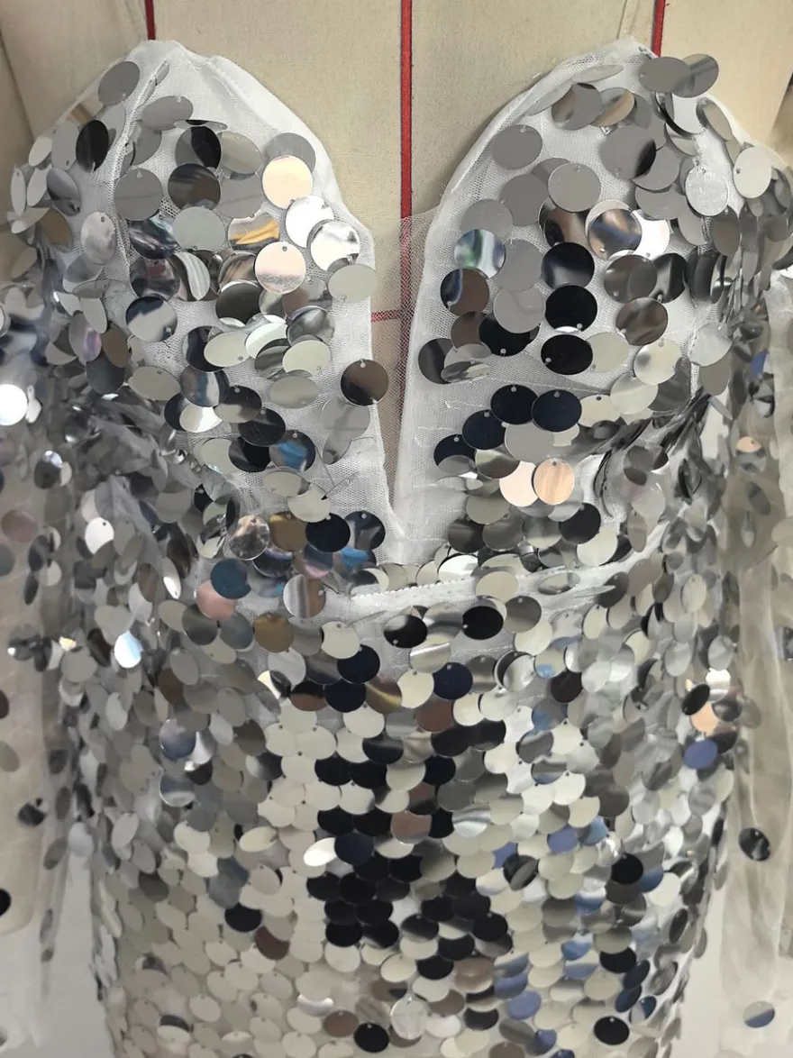 Robe de soirée sexy à bretelles dorées col à sequins manches longues dos nu en polyester.
