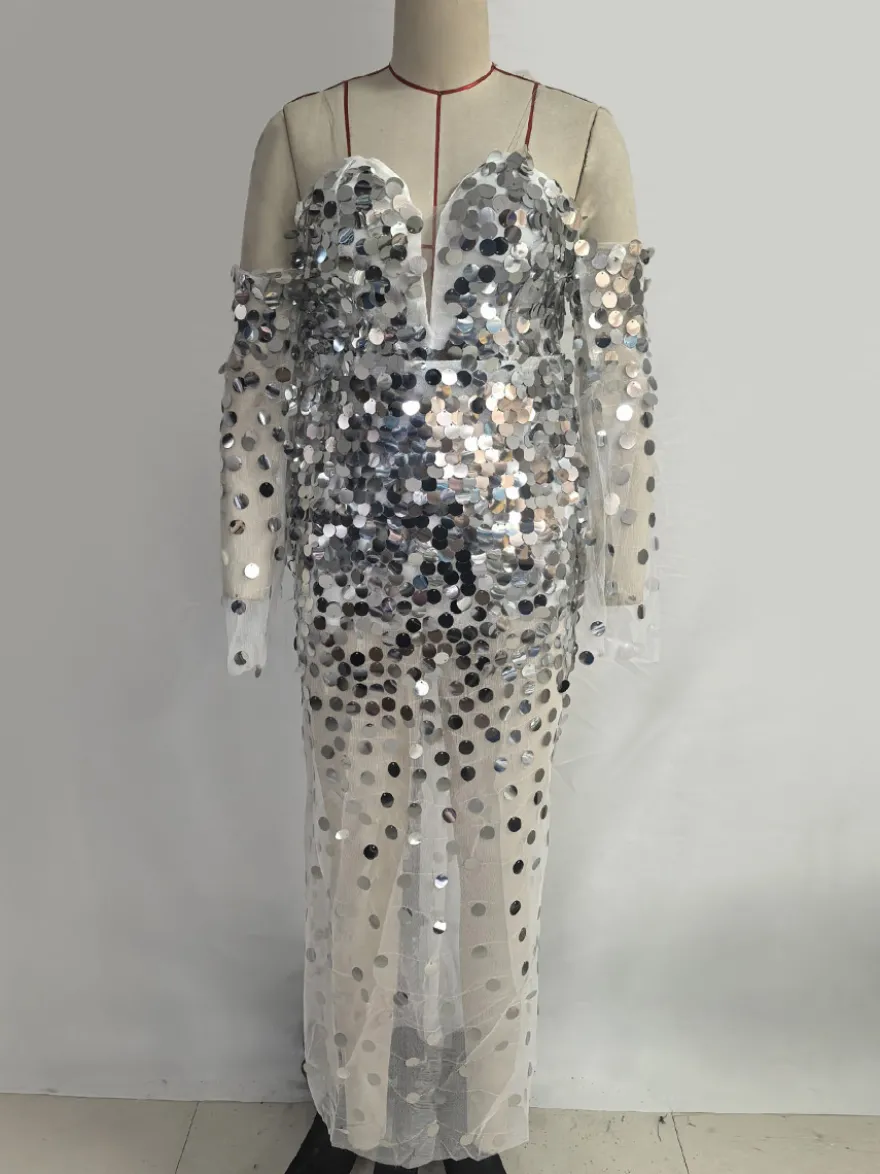 Robe de soirée sexy à bretelles dorées col à sequins manches longues dos nu en polyester.