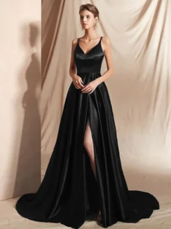 Robe de soirée trapèze en satin à col en V et traîne fendue sur le devant idéale pour les fêtes.