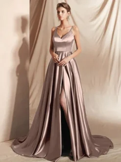 Robe de soirée trapèze en satin à col en V et traîne fendue sur le devant idéale pour les fêtes.