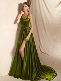 Robe de soirée trapèze en satin à col en V et traîne fendue sur le devant idéale pour les fêtes.