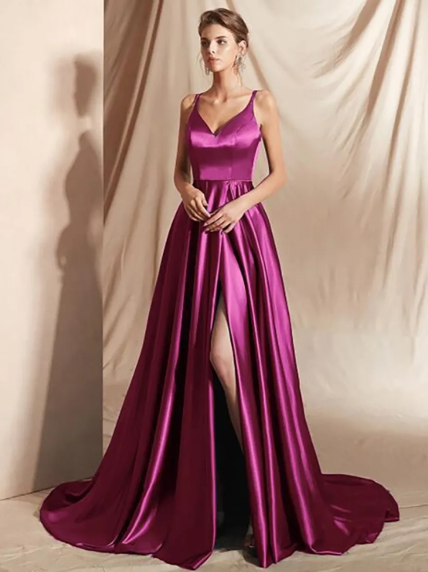 Robe de soirée trapèze en satin à col en V et traîne fendue sur le devant idéale pour les fêtes.