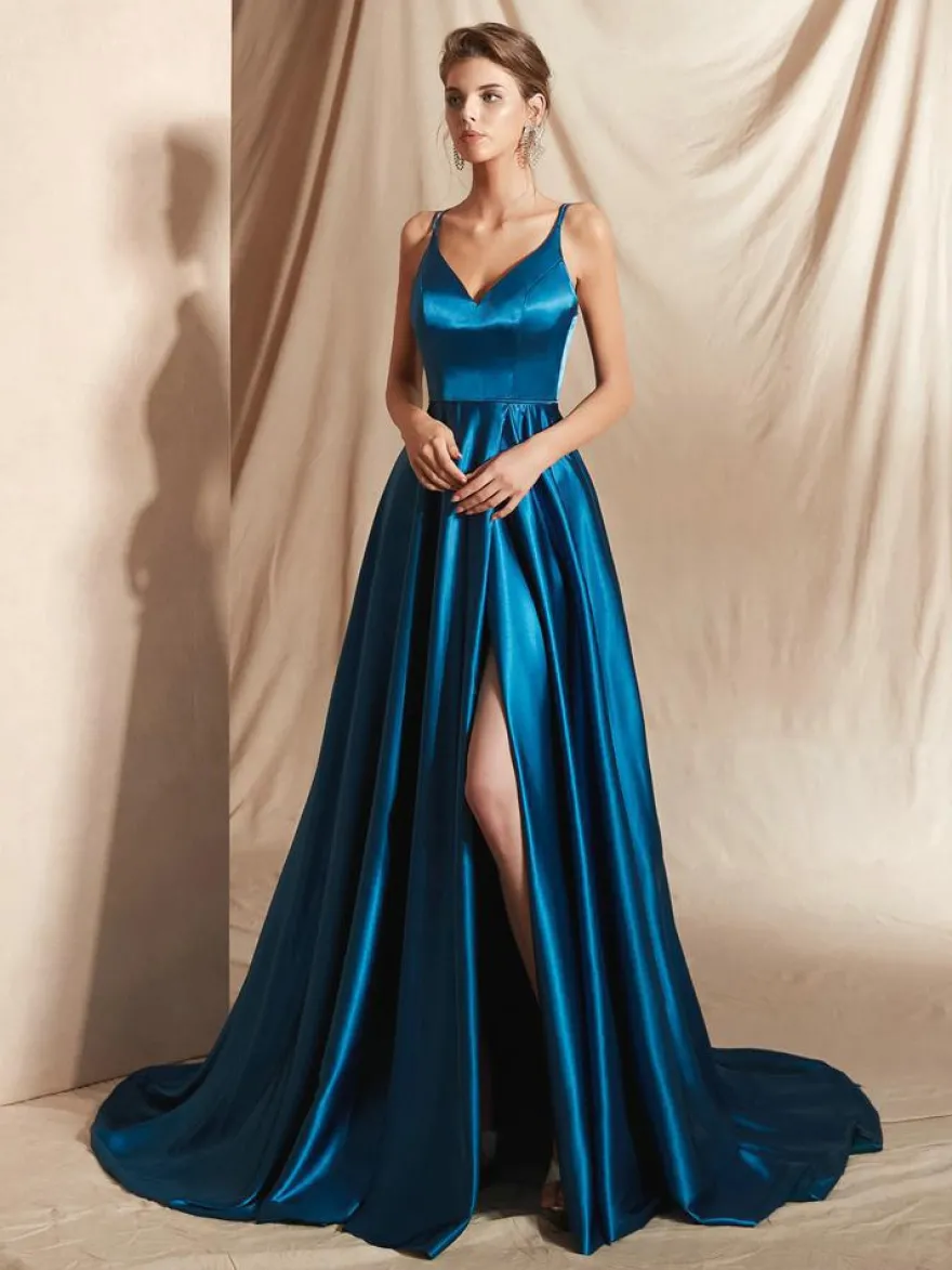 Robe de soirée trapèze en satin à col en V et traîne fendue sur le devant idéale pour les fêtes.