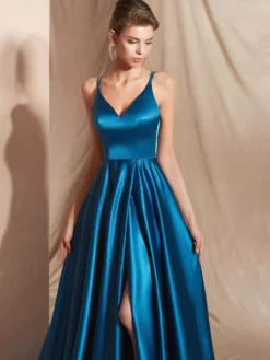 Robe de soirée trapèze en satin à col en V et traîne fendue sur le devant idéale pour les fêtes.