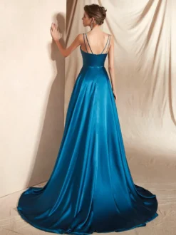 Robe de soirée trapèze en satin à col en V et traîne fendue sur le devant idéale pour les fêtes.
