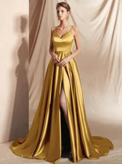 Robe de soirée trapèze en satin à col en V et traîne fendue sur le devant idéale pour les fêtes.