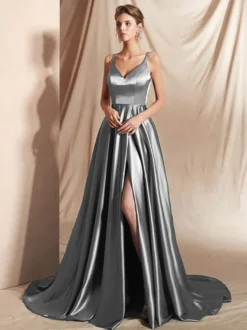 Robe de soirée trapèze en satin à col en V et traîne fendue sur le devant idéale pour les fêtes.