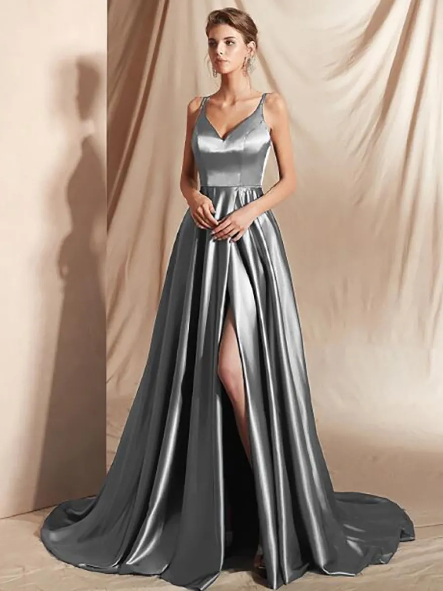 Robe de soirée trapèze en satin à col en V et traîne fendue sur le devant idéale pour les fêtes.