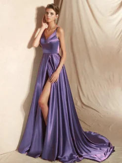 Robe de soirée trapèze en satin à col en V et traîne fendue sur le devant idéale pour les fêtes.