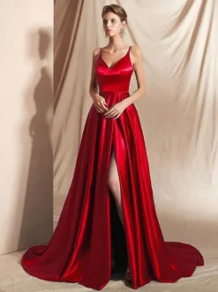 Robe de soirée trapèze en satin à col en V et traîne fendue sur le devant idéale pour les fêtes.