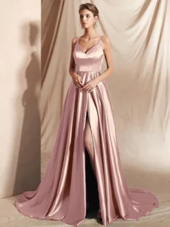 Robe de soirée trapèze en satin à col en V et traîne fendue sur le devant idéale pour les fêtes.