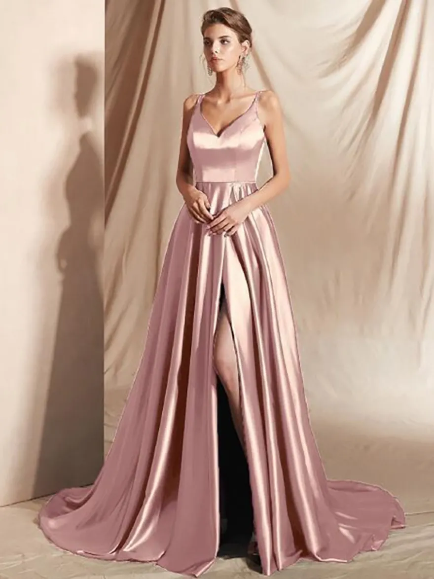 Robe de soirée trapèze en satin à col en V et traîne fendue sur le devant idéale pour les fêtes.