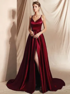Robe de soirée trapèze en satin à col en V et traîne fendue sur le devant idéale pour les fêtes.